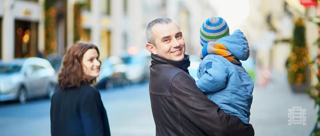 Casal feliz compartilhando a guarda de uma criança